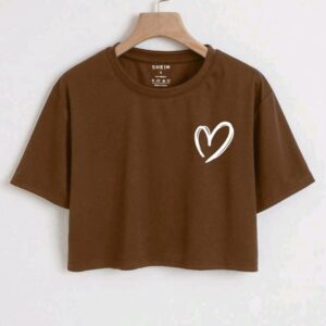 Camiseta crop con estampado de corazón
